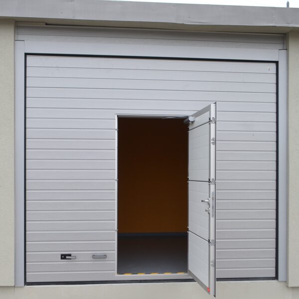 Īpaši ūdens izturīgs okoume cietkoksnes tiek izmantotas kuģu būvei. 