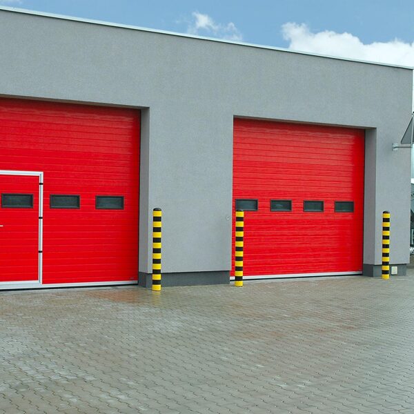 Alumax un Okoume. Sekcijveida garāžas vārtu panelis, kas pārklāts ar 2,5 mm alumīnija loks