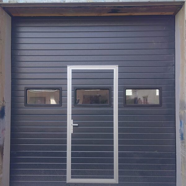  Personāla durvis ir ļoti ērts risinājums.