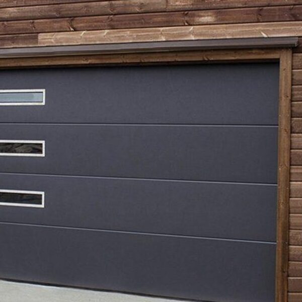 Atbilstošs dizains. Pilnīgi atbilstošas sānu durvis un garāžu vārtu dizains. 