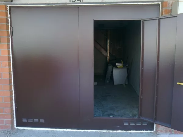 Nesiltinātas garāžas metala durvis