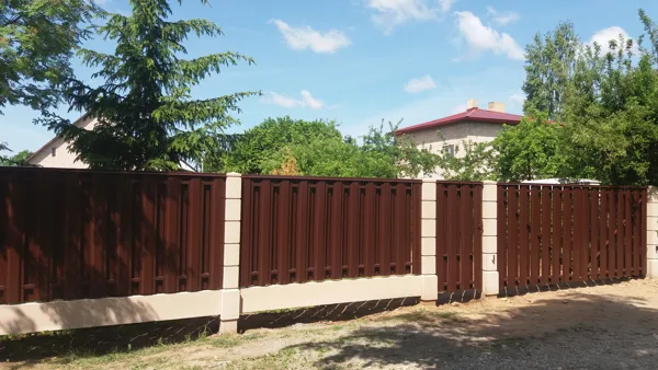 ''ŠAHA'' tērauda dēļu apdares risinājums žoga posmiem un gājēju vārtiem