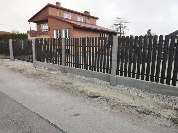 Cinkoti, puverkrāsoti bīdāmie vārti + žogs ar vertikālo metāla dēļu apdari