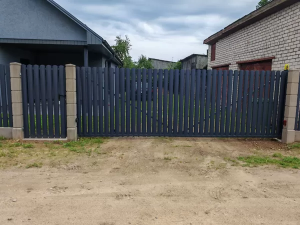 Bīdāmie vārti ar štaketa apdari