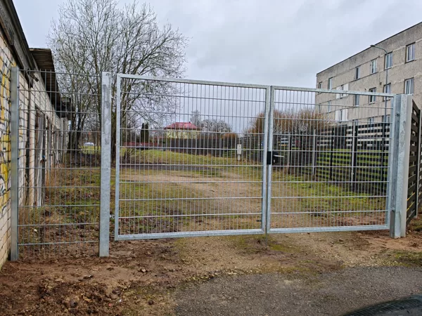 Cinkoti divviru vārti ar iemetinātu 2D paneli