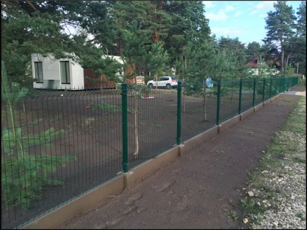 3D paneļu žogs uz betona pasētām